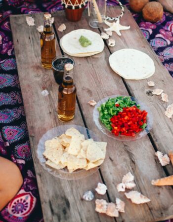wooden-plank-with-food-drinks-beach (1)